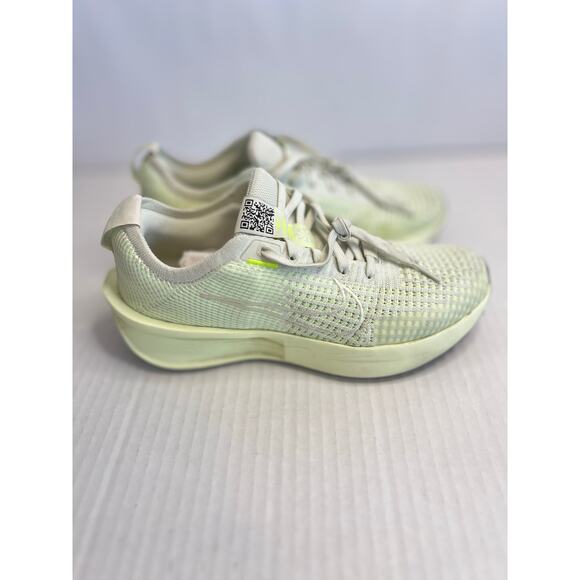 Nike Interact Run sneakers Womens pale green colorway Size 8.5 - Picture 1 of 13